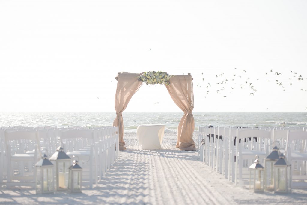 Freie Trauung am Strand mit Hochzeitsbogen